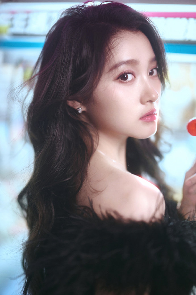 关晓彤羽毛V领黑裙 关晓彤羽毛V领黑裙，关晓彤浙江卫视跨年晚会造型出图 