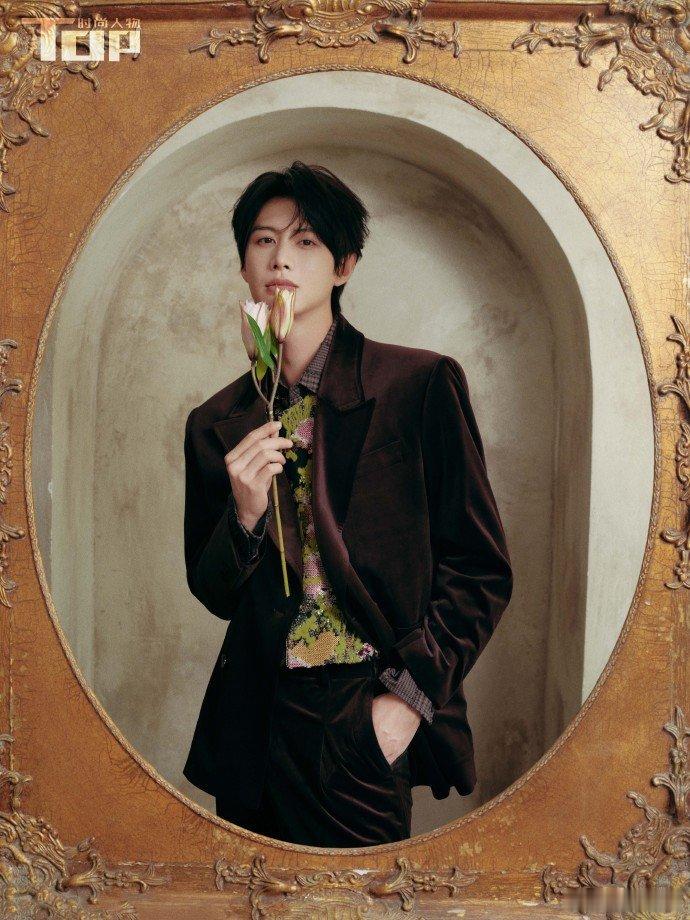 何健麒 何健麒的银发造型，搭配新年雪景的背景拍杂志大片，每一张照片都透着满满的高