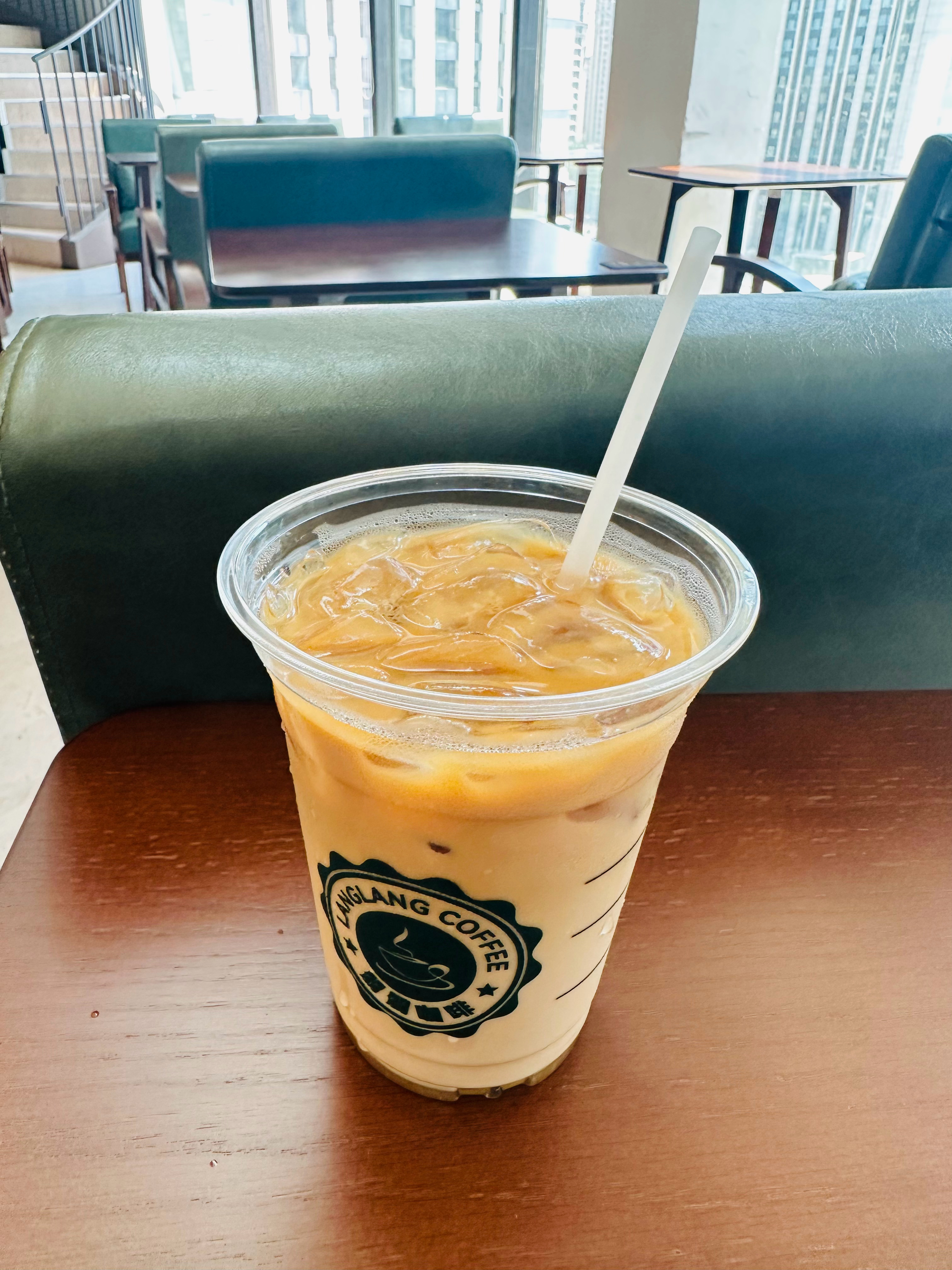 ☕一杯冰拿铁，降降温，开启今天的工作。