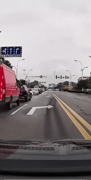 他知道这是他的原因，所以，他用手捂着了自己的脸，防止视频拍照上他。
二元次相撞，