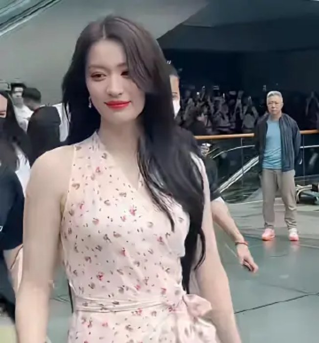 我知道王楚然是内娱公认的大美女，可为何时而漂亮时而不美，五官身材是不错，但就是少