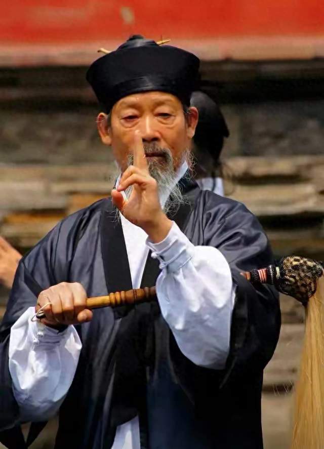 头疼治头、肚子胀揉肚子后背僵捶后背老中医说你一直在修枝没管根