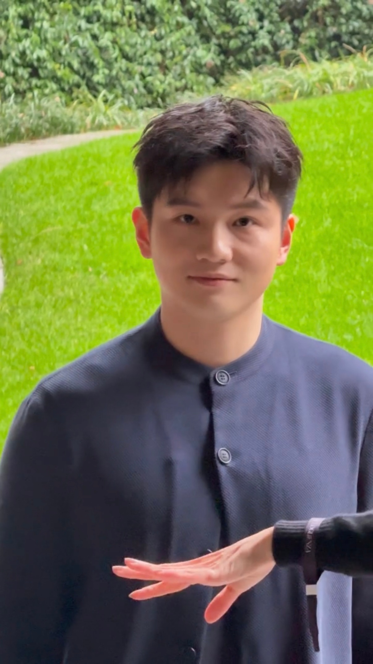 樊振东参加米兰时装周  我不行了他盯镜头。。。。。 