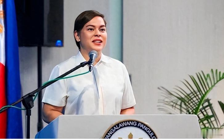 【马科斯总统嘴上谈合作转身就闹海，孙玉良：奉劝菲国停止拙劣表演】同一天，两幅画面