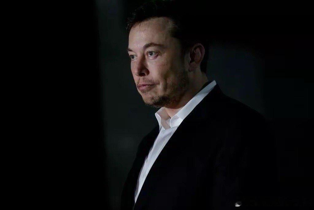 据彭博社报道，马斯克悄悄地与其脑机接口公司Neuralink的女下属希冯·齐里斯