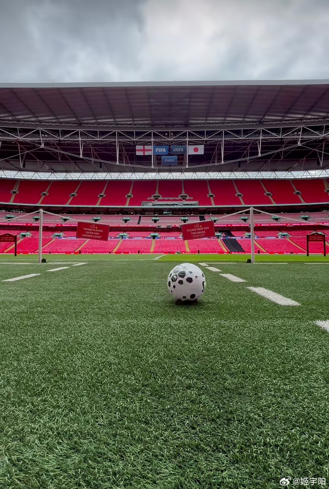 明天凌晨，除了几场决定世界杯最后几张门票归属比赛之外，还有场对话也很有看头，英格