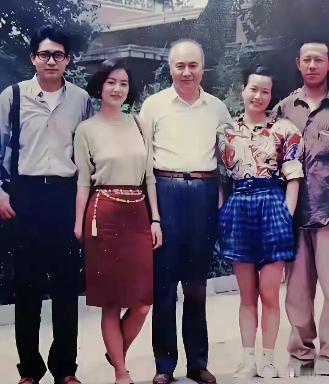 这张照片里的刘晓庆和姜文，穿衣打扮真的很乡气老土！而且刘晓庆的脸模子也很一般般，