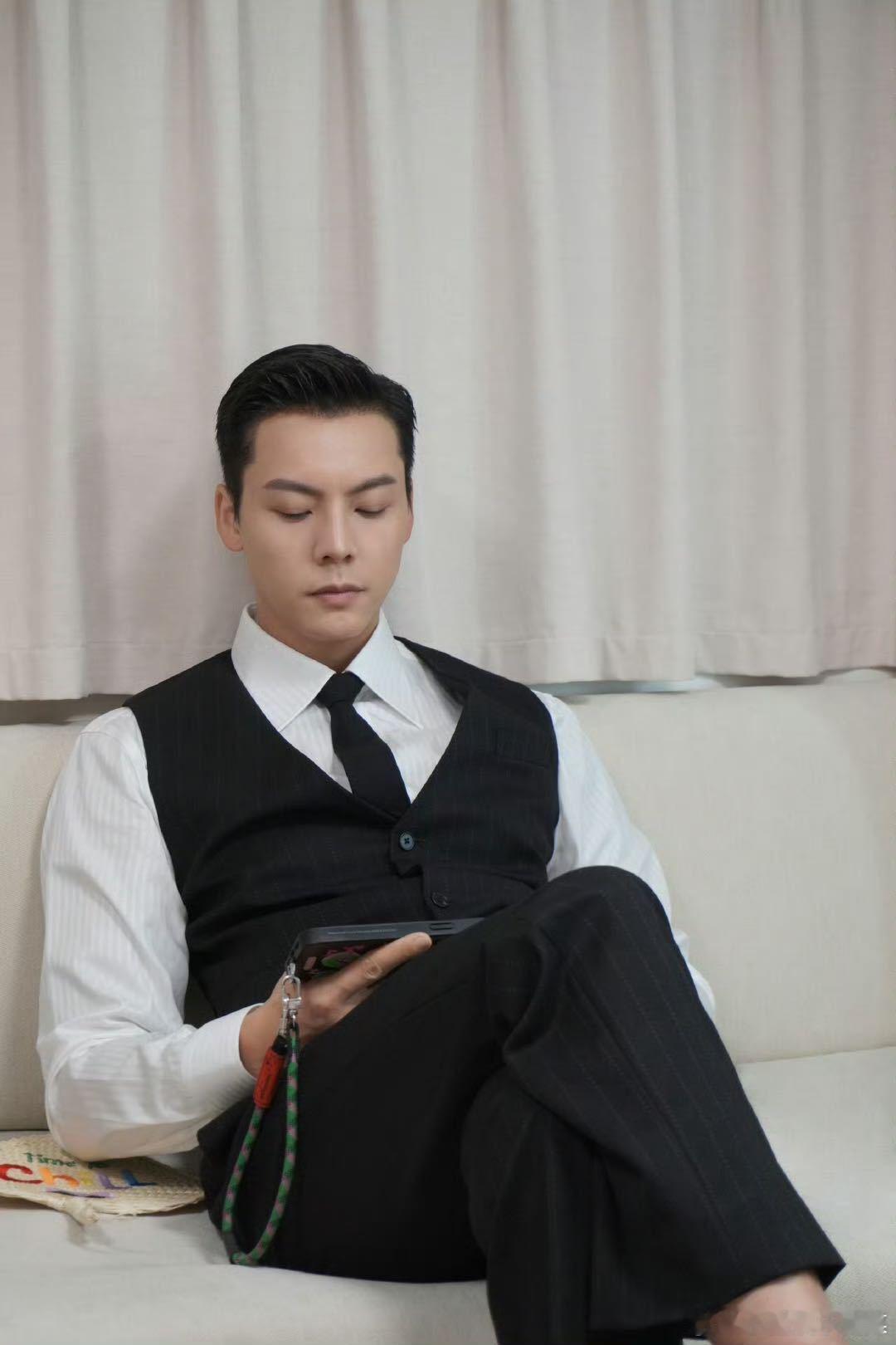 刚刷到这个话题直接坐不住了！陈伟霆把老钱风又吹到了跨年湖南卫视跨年演唱会 谁能拒