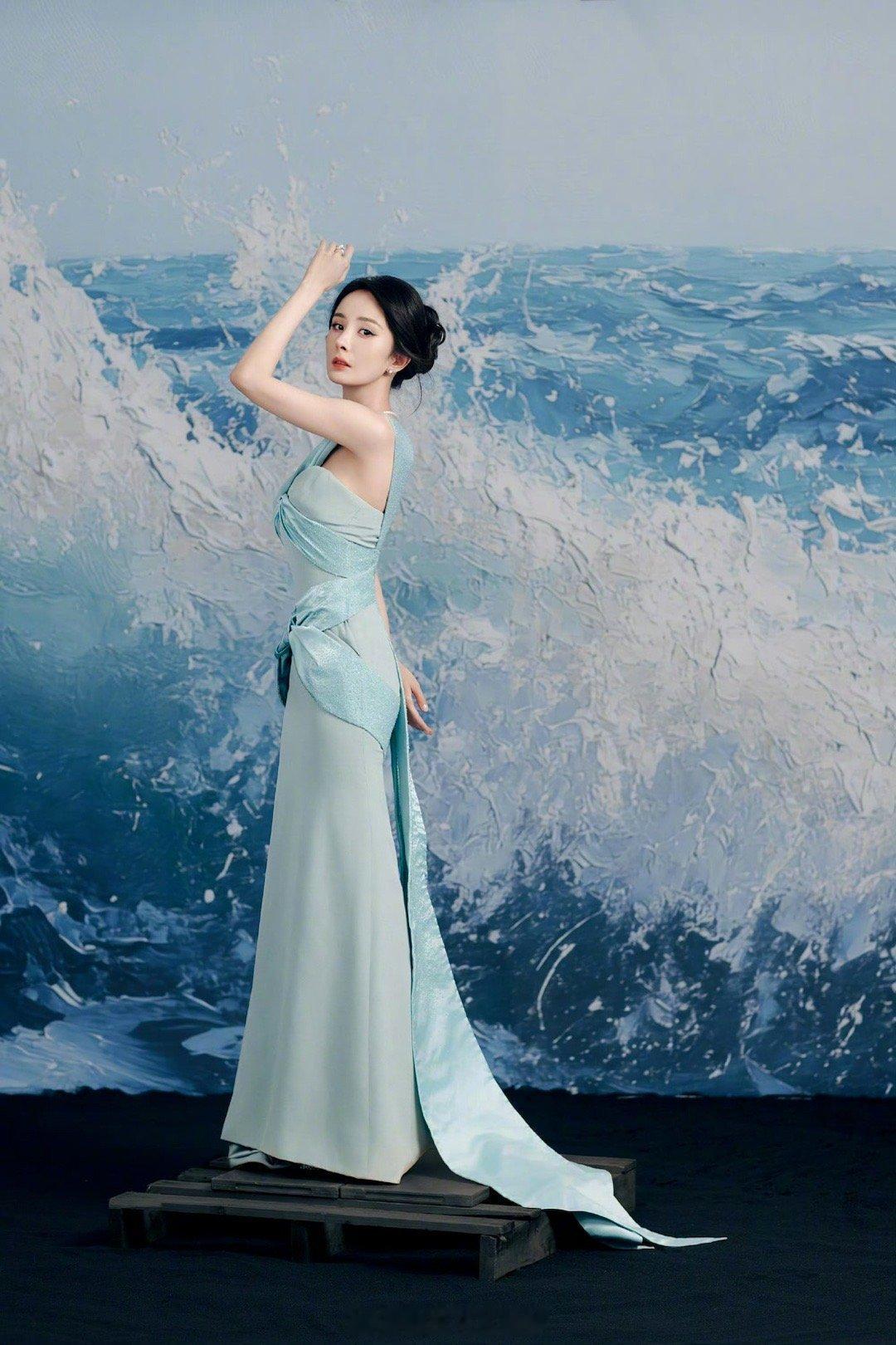 杨幂美的轻轻松松，大女主的气质就是不一样[好喜欢] ​​​