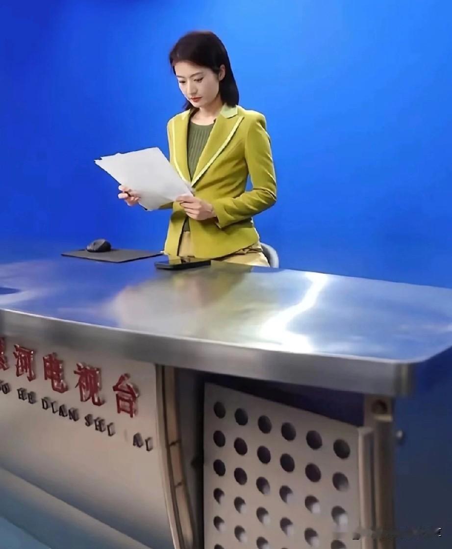 平时我们在电视上看到播音员在认真读稿子的样子，好像很庄重大气，其实现实中是这样的