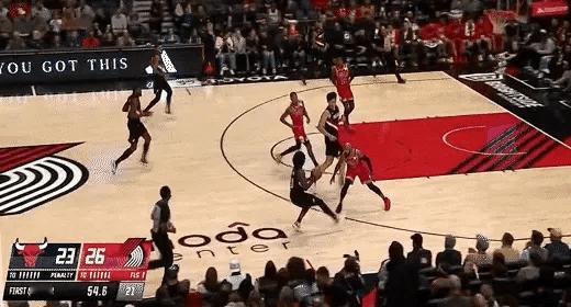 杨瀚森倒地拼抢搏得争球！