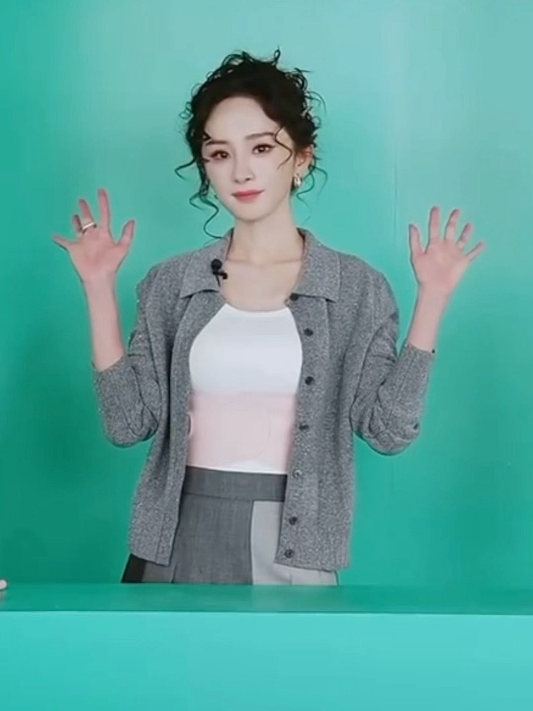 谁给杨幂做的发型 杨幂今天的直播状态真绝了，小卷发造型俏皮又可爱！杨幂的商务代言