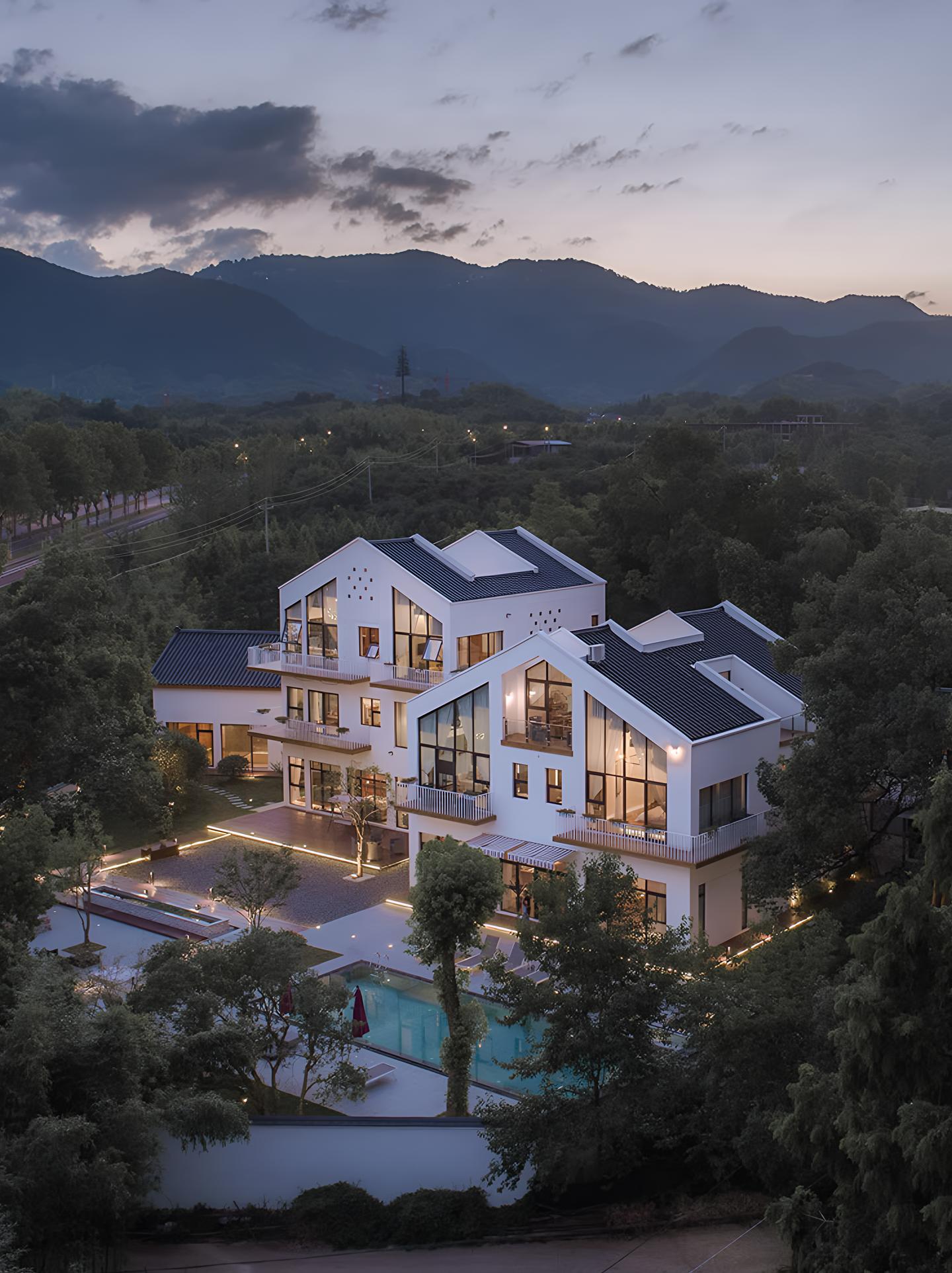 老旧杂乱乡村自建房，改造出圈朴雅山野院落。项目坐落在德清莫干山高峰村...