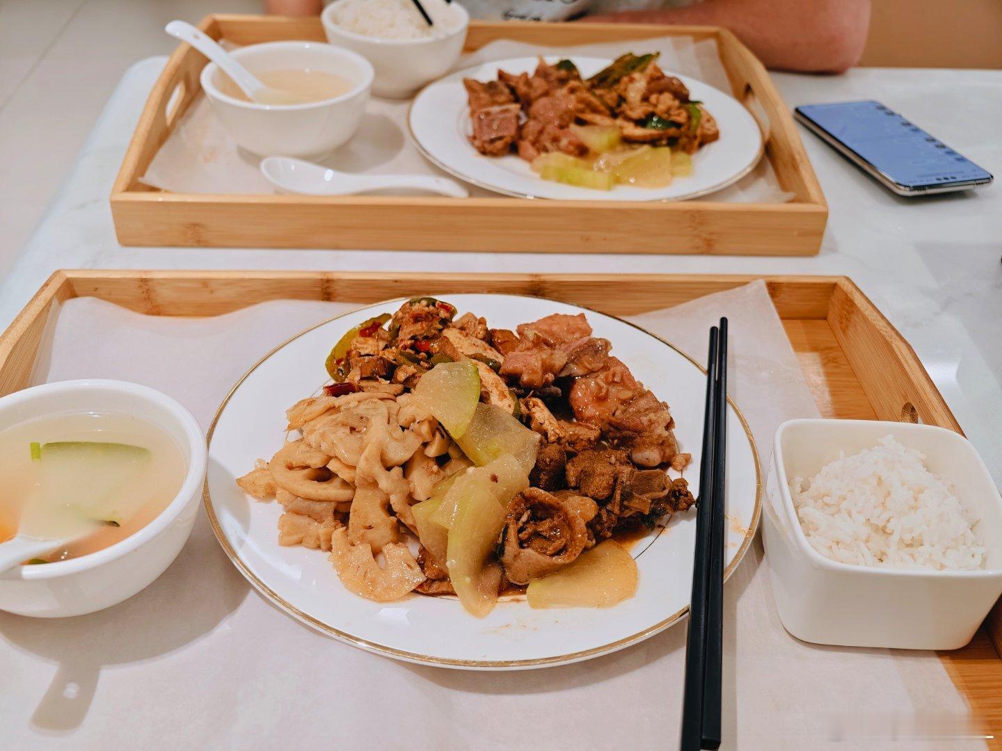 终于吃上了鸿蒙大酒店的饭了！！好好吃！！真想我住旁边，实现干饭自由！[偷笑] ​