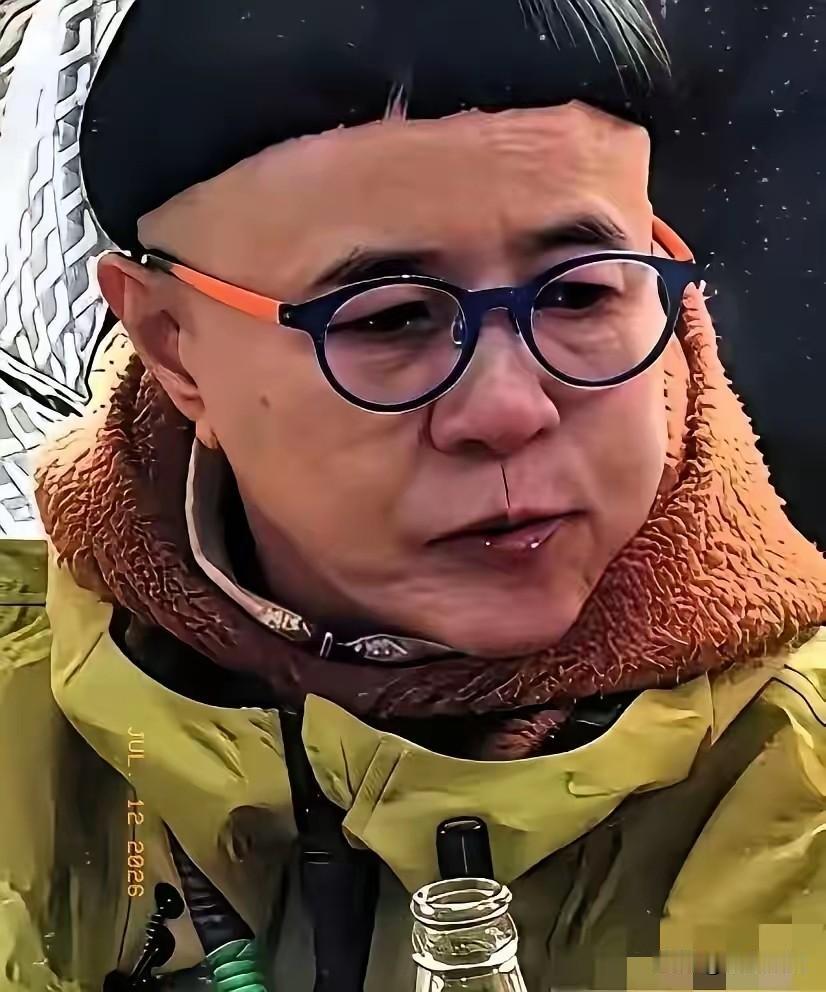 一个快六十岁的女人，捏着每个月8900块的退休金，居然买机票跨省去剪头发，只为剪