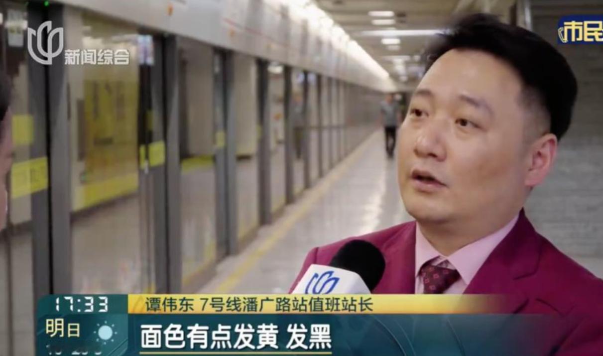 必须给上海地铁点个赞！一男子早上到地铁7号线赶车，突然就倒在了车厢里，脸色发黄发