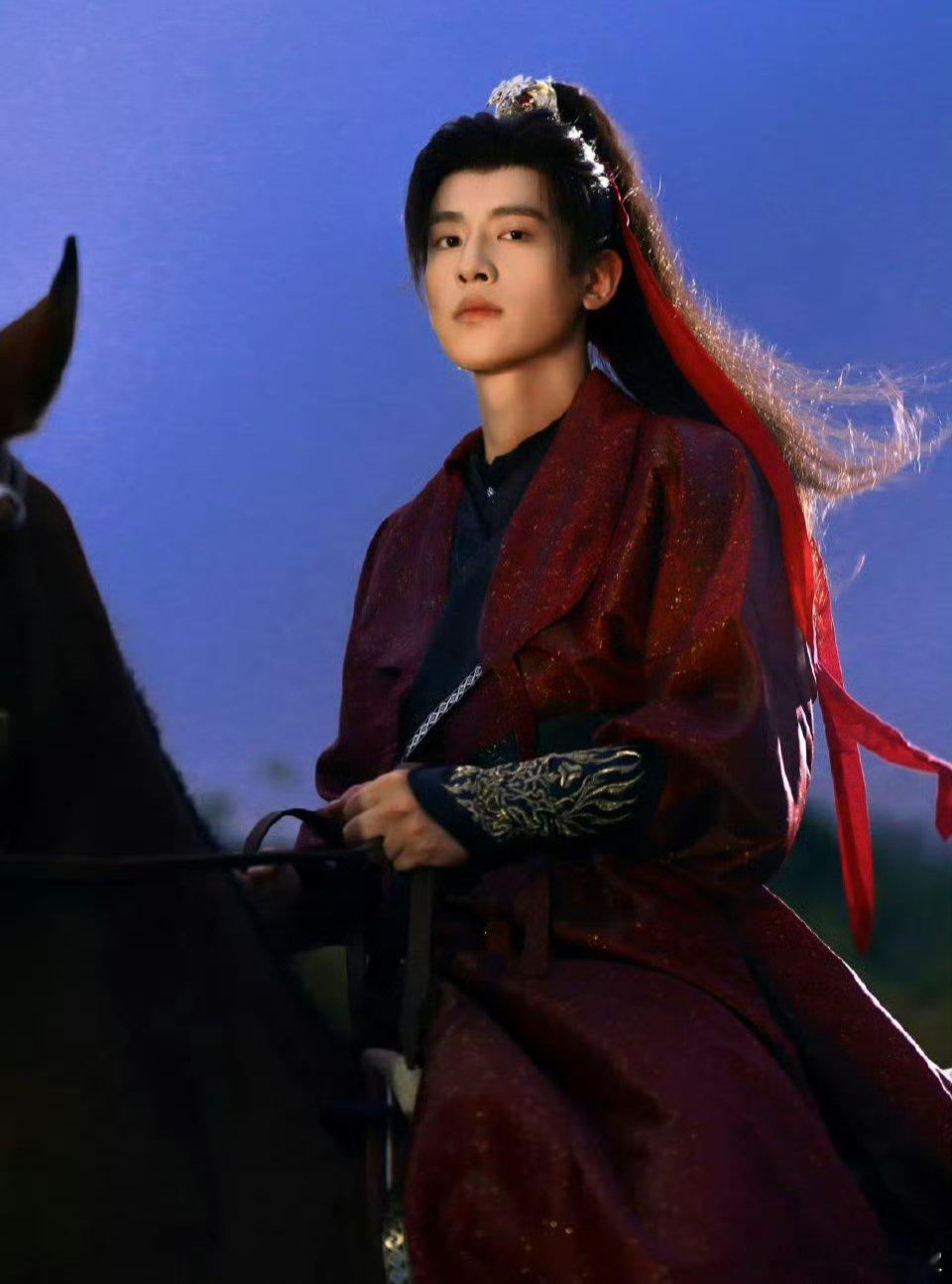 辛云来红衣高马尾骑马大片，好帅的古侠照！ ​​​