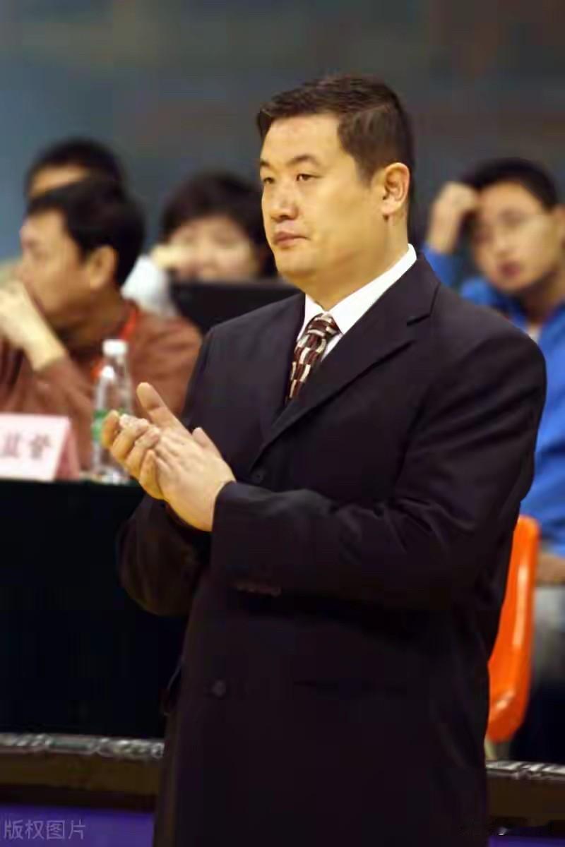 中秋月圆之夜传来一则噩耗，山东篮球昔日五虎将之一的徐长锁离世……52岁因病离世。