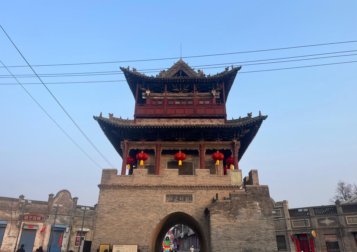 大年初一的汾城古城景区，景区免门票，身穿唐朝将士服装的工作人员绕着鼓楼巡逻了几圈