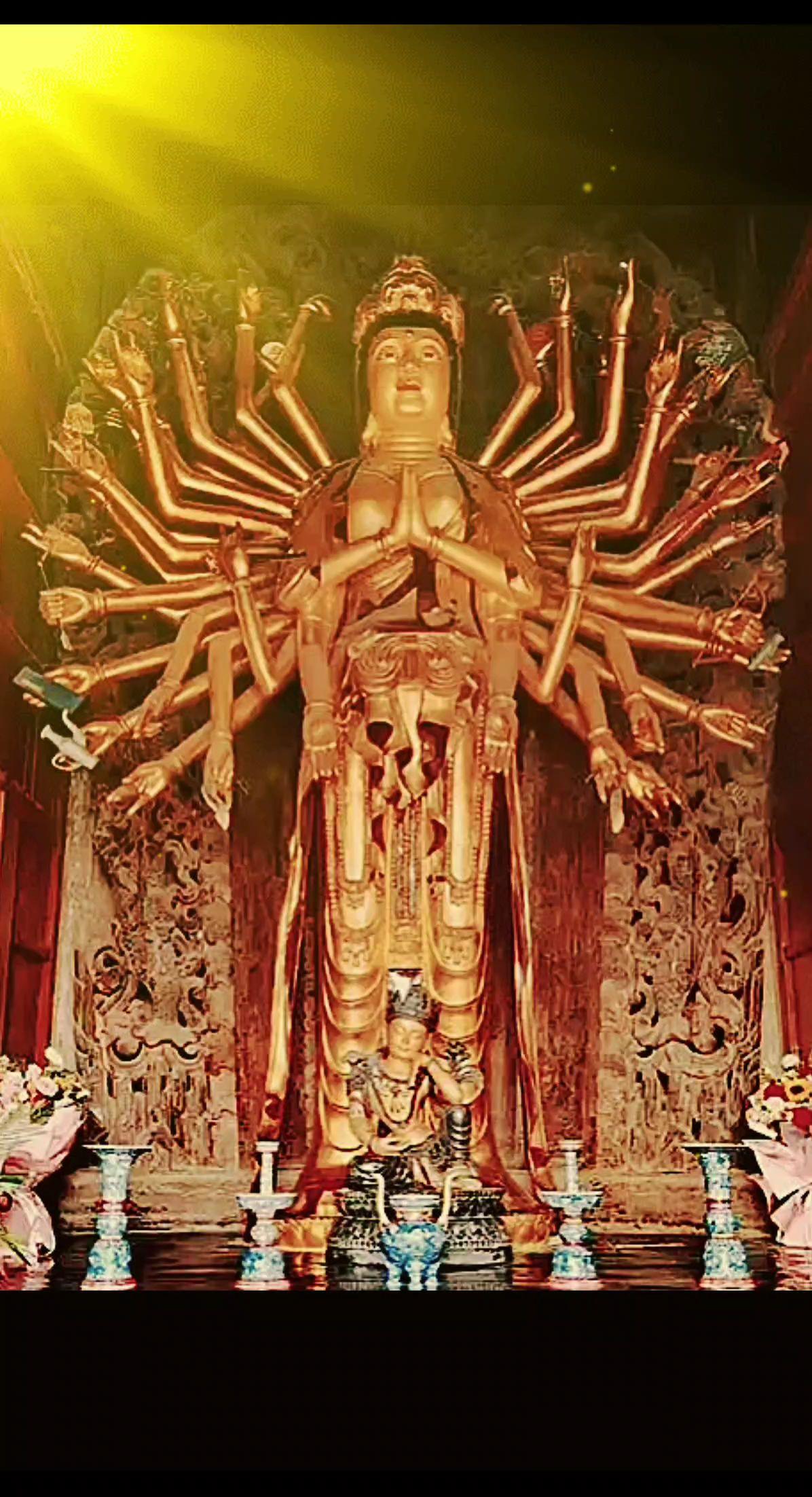 千手观音：一手握苦难，一手予心安
 
仰望千手鎏金观音，百臂舒展，金光沉静。世人