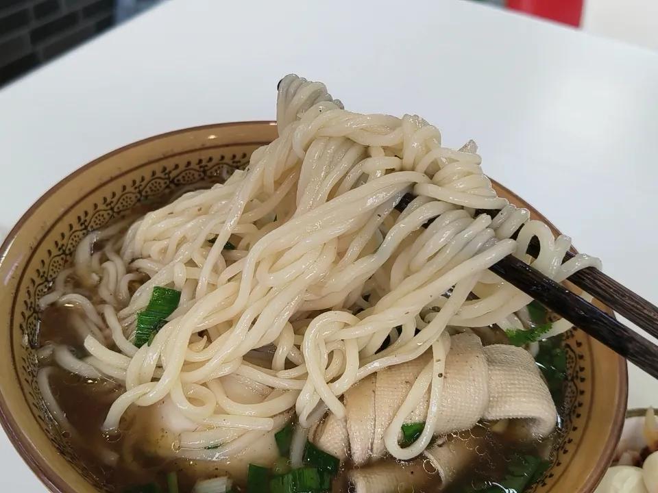 东大街这家拉面很有特色。好久没吃手工拉面，今天都转到此。可以说说，你叫一碗尝尝。