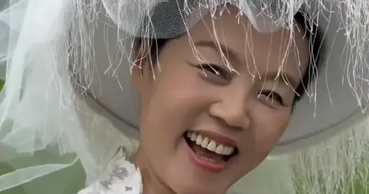 70岁董浩叔叔晒婚纱照：欢迎参加我的婚礼，沾沾喜气吧；结婚43年妻子第一次穿婚纱，当年一张结婚彩色照