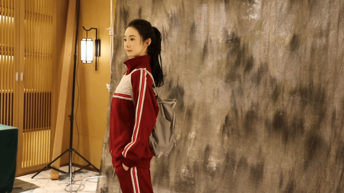 第一个让张艺凡穿校服的是天才张艺凡穿校服也太有感觉了！元气高马尾配上酒红运动校服