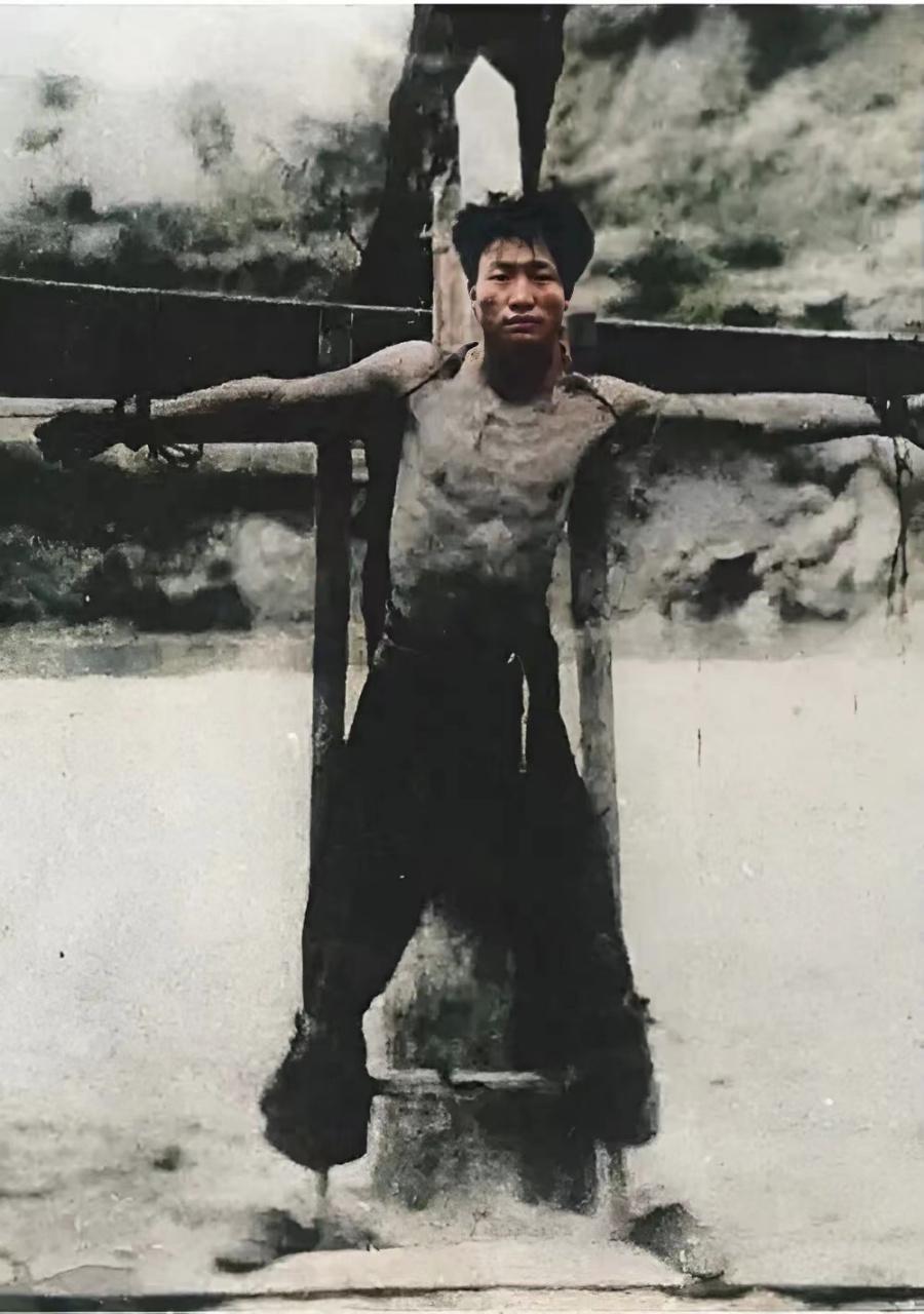 1950年土改运动期间，福建周宁的土改工作人员在地主家的墙缝里发现了这张旧照片，