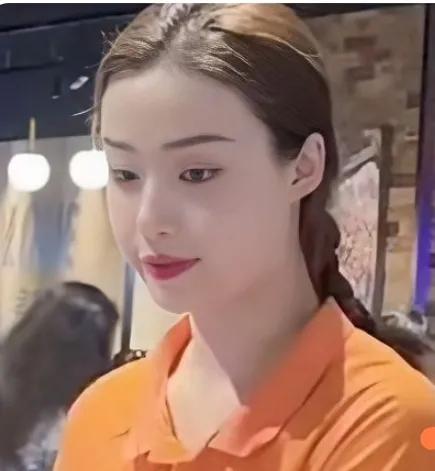这个胖东来收银员肯定是火了！
自从被网友发现长的像闫妮，一定会有来打卡的网友！
