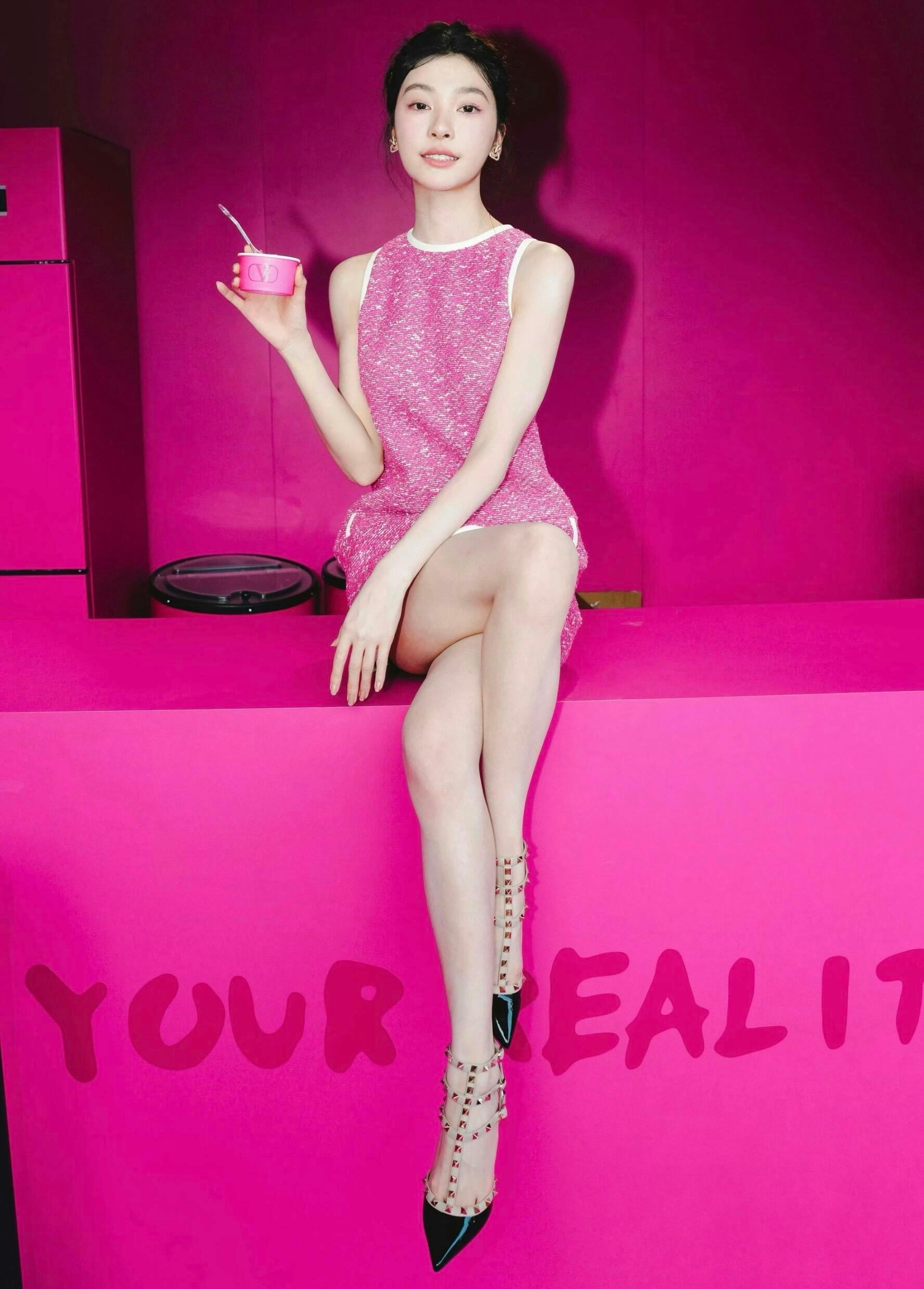 易梦玲粉色好迷人 