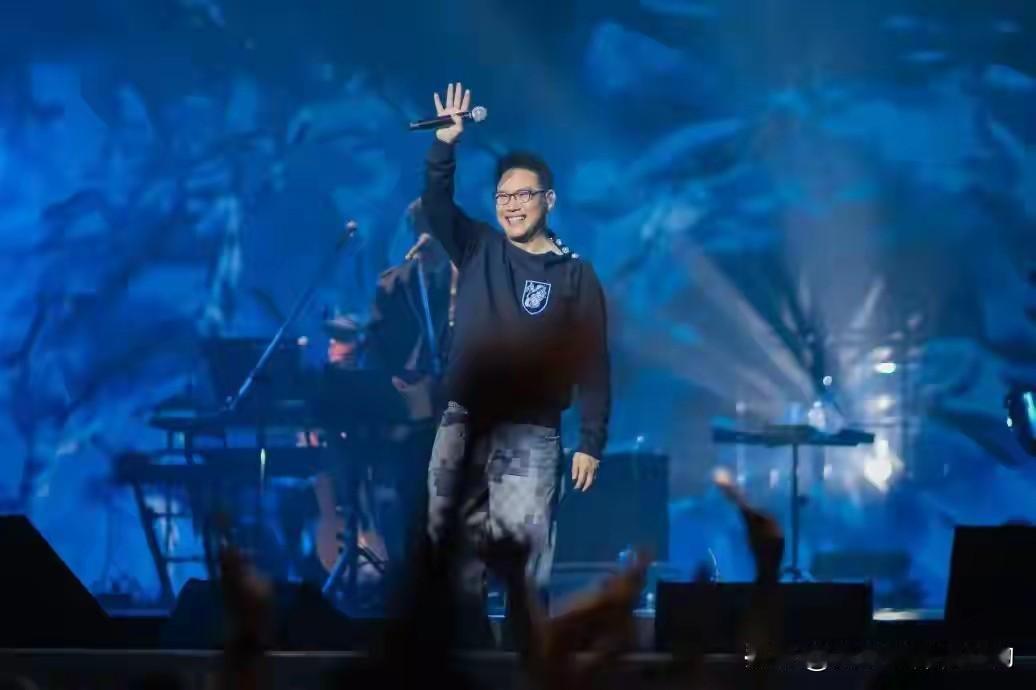 对苏永康最深的印象就是唱了一首脍炙人口的歌曲《爱一个人好难》，然后突然就消失不见