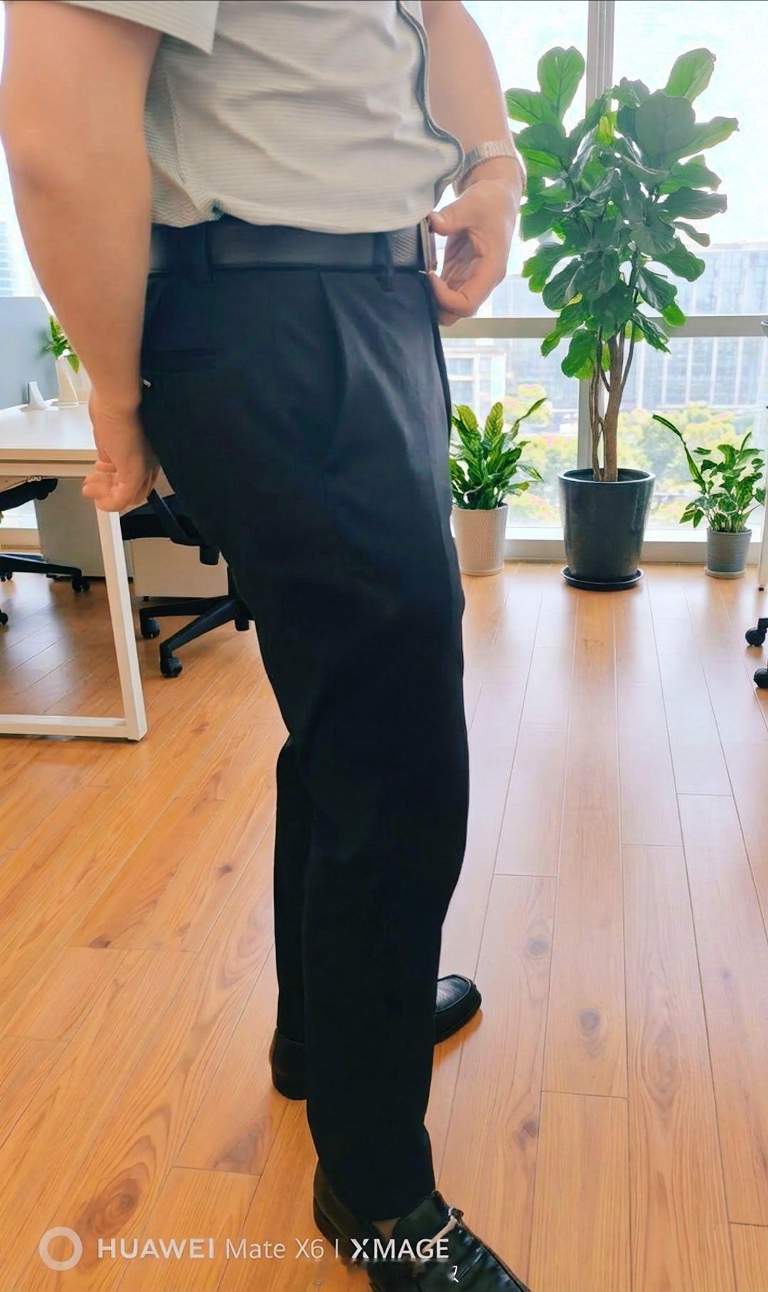 某男人给我展示他新买的沙驰皮带