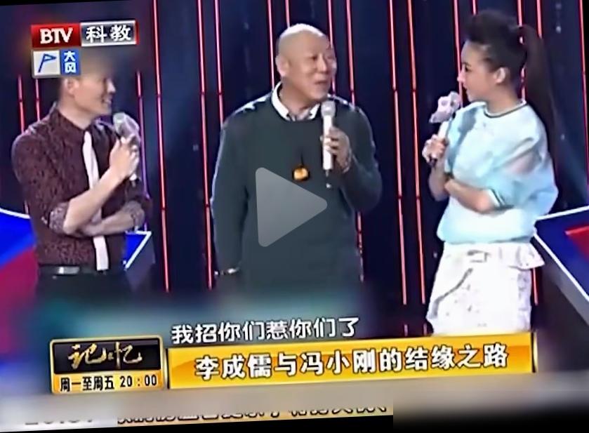李成儒撞见冯小刚在马路边跳脚骂街，就因为摩托车胎又被扎了。
那会儿小刚还不是大