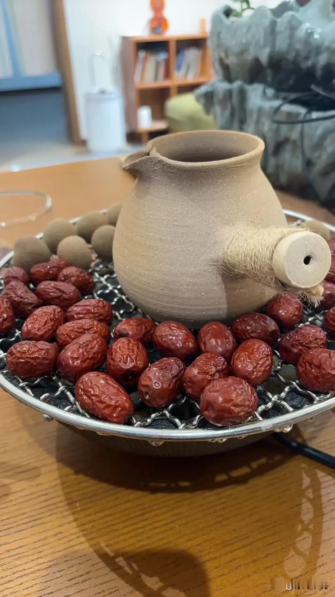 绿蚁新醅酒
红泥小火炉
晚来天欲雪
能饮一杯无