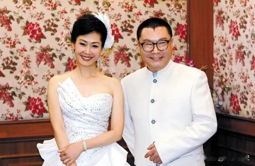 2010年，歌星尹相杰为了得到搭档于文华的爱，痴痴地等到了41岁，结过两次婚的于