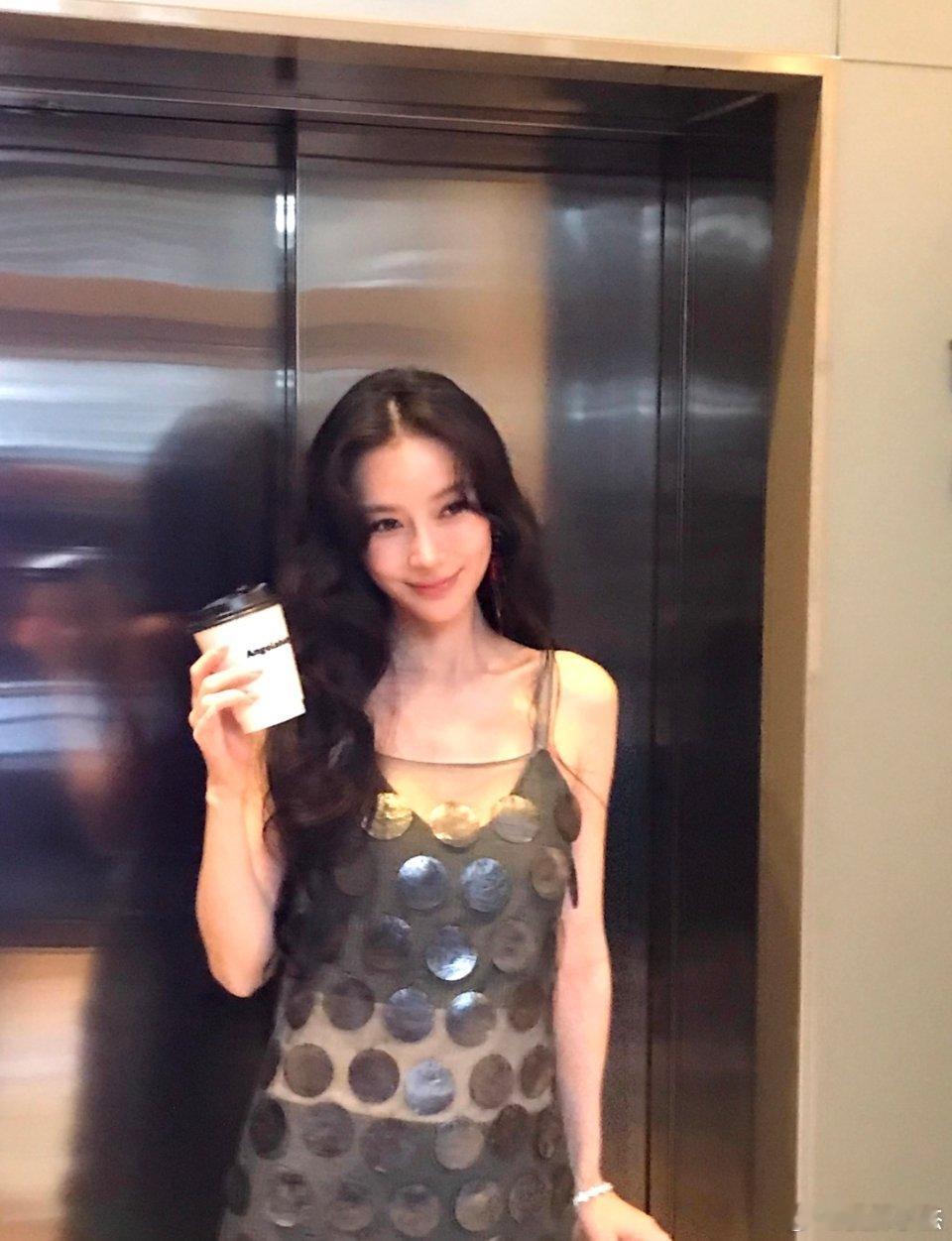 Angelababy米兰时装周状态| 网友米兰偶遇Angelababy Ange