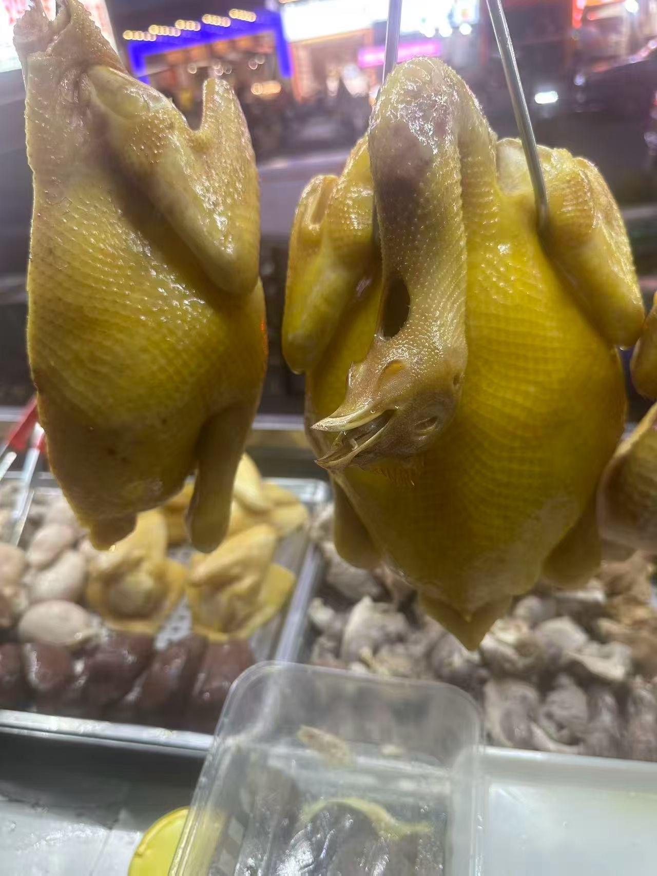 经过在这个档口买广西博白特色白却猪脚， 白切鸡，白切鸭，柠檬鸭，隔山肉，猪小肚，