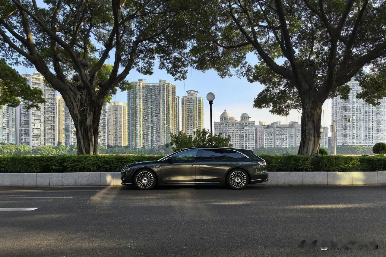 作为享界S9T车主，必须分享分享2025年照亮我的那束光，对我而言，享界S9T不