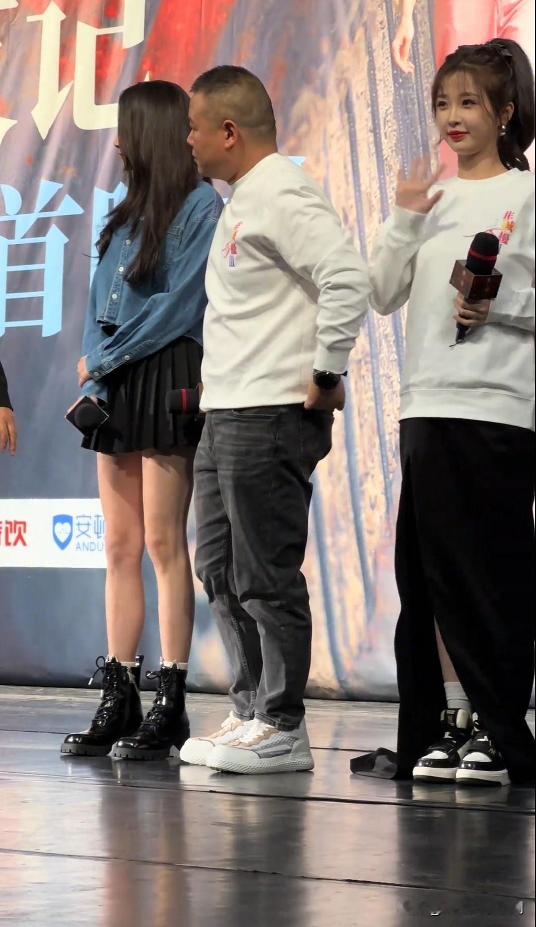 岳云鹏，关晓彤，虞书欣同框出席活动[呲牙][呲牙][呲牙]岳很礼貌，他从晓彤身后