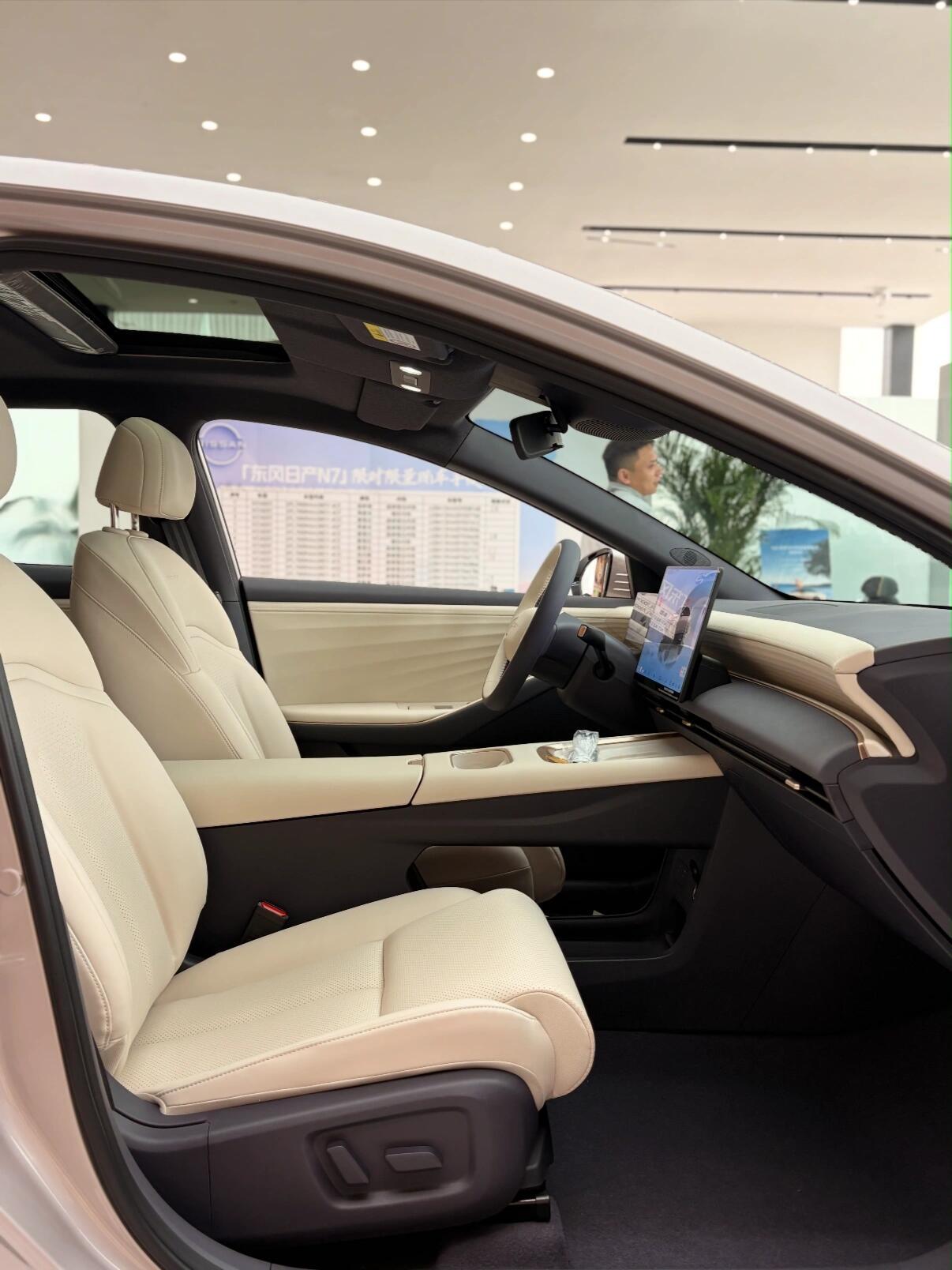 座椅的支撑和包裹感做得很到位，开长途腰也不会酸，日产的“大沙发”果然名不虚传，坐