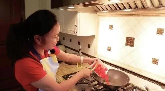 刘晓庆现在超自然，在家就大大方方不戴假发，优雅老太太一枚！