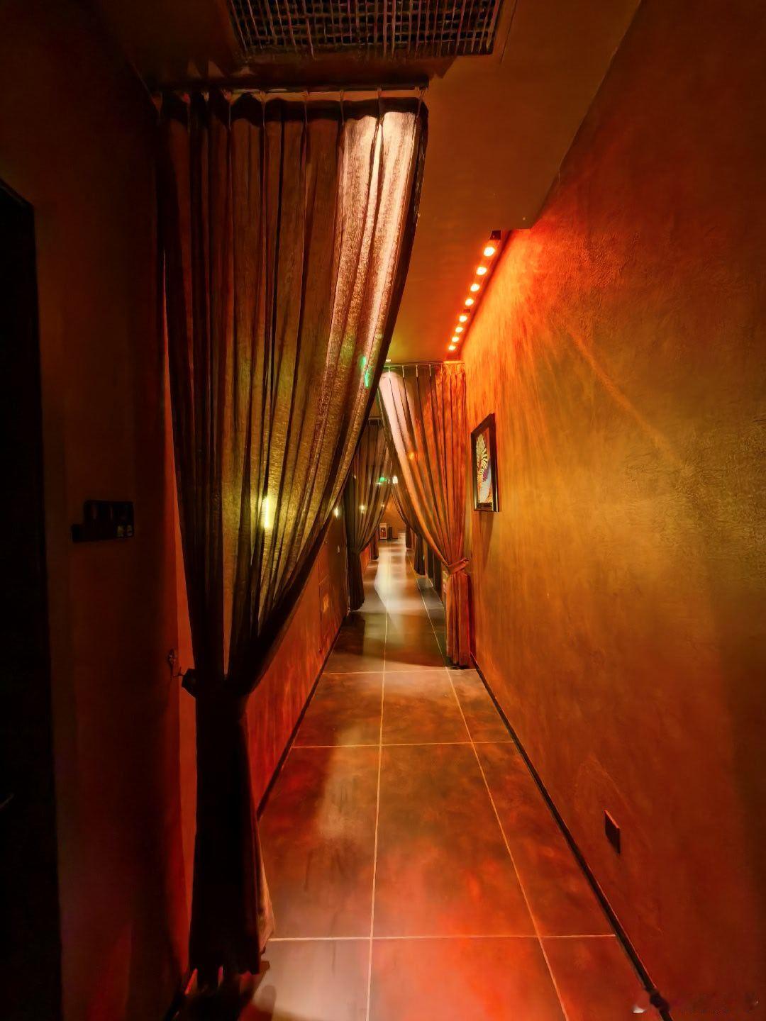 壹方城商场里，竟然藏着一个泰式按摩。昨天车展累坏了，小腿疼，浑身疼，来泰式按摩感