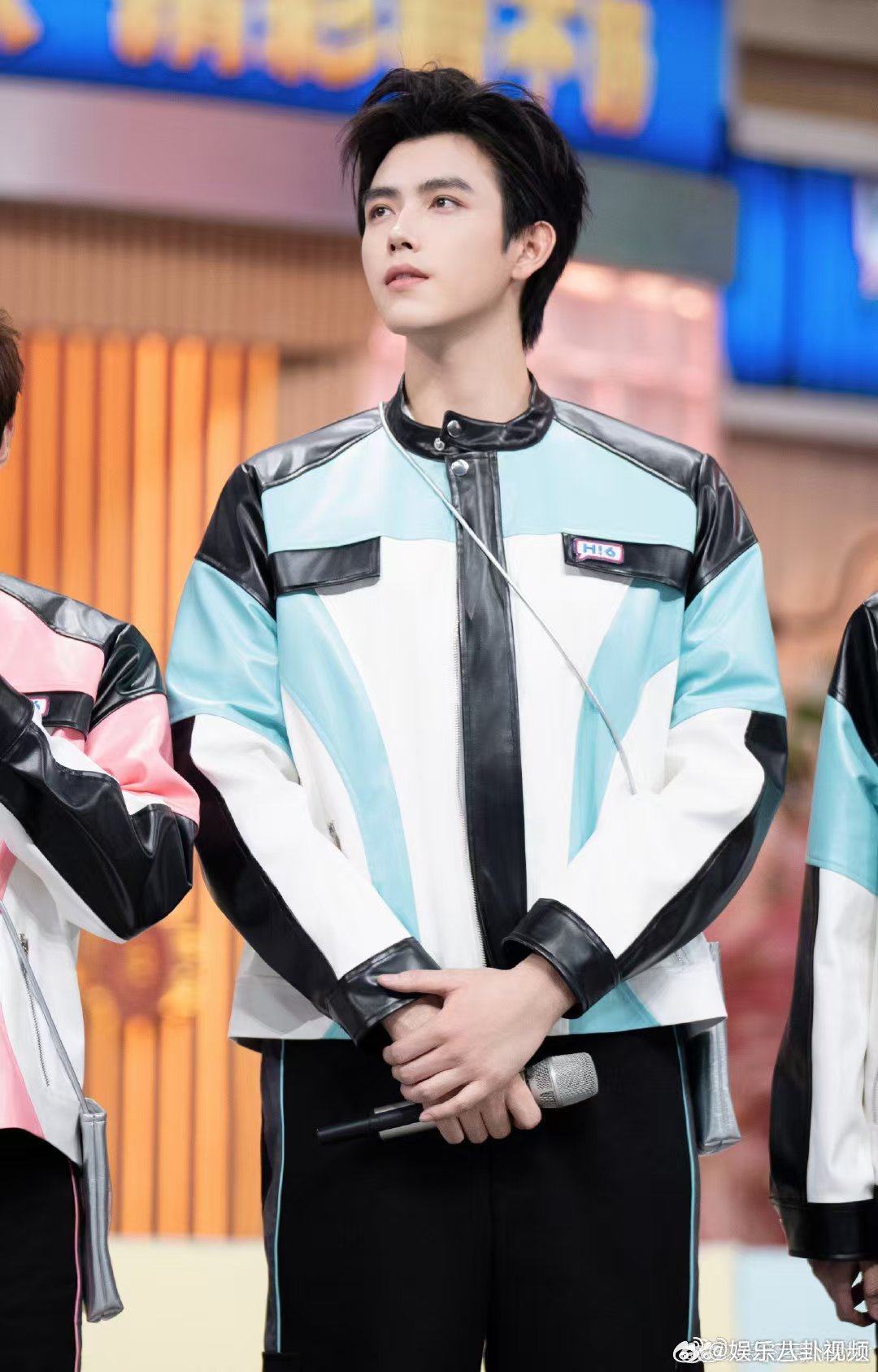 王嘉尔加陈飞宇等于人仰马翻你好星期六泼水游戏也太有威力了！王嘉尔陈飞宇连输四局，