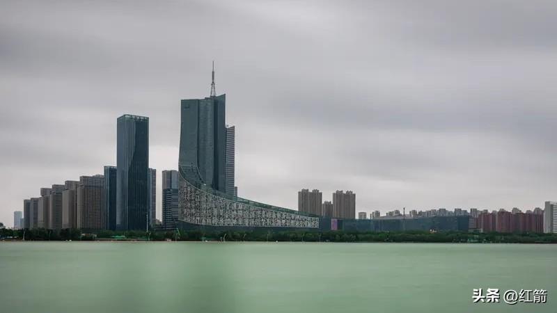 合肥这几年发展势头那叫一个猛，高科技大企业一家接一家上市，城市前景一片光明。可这