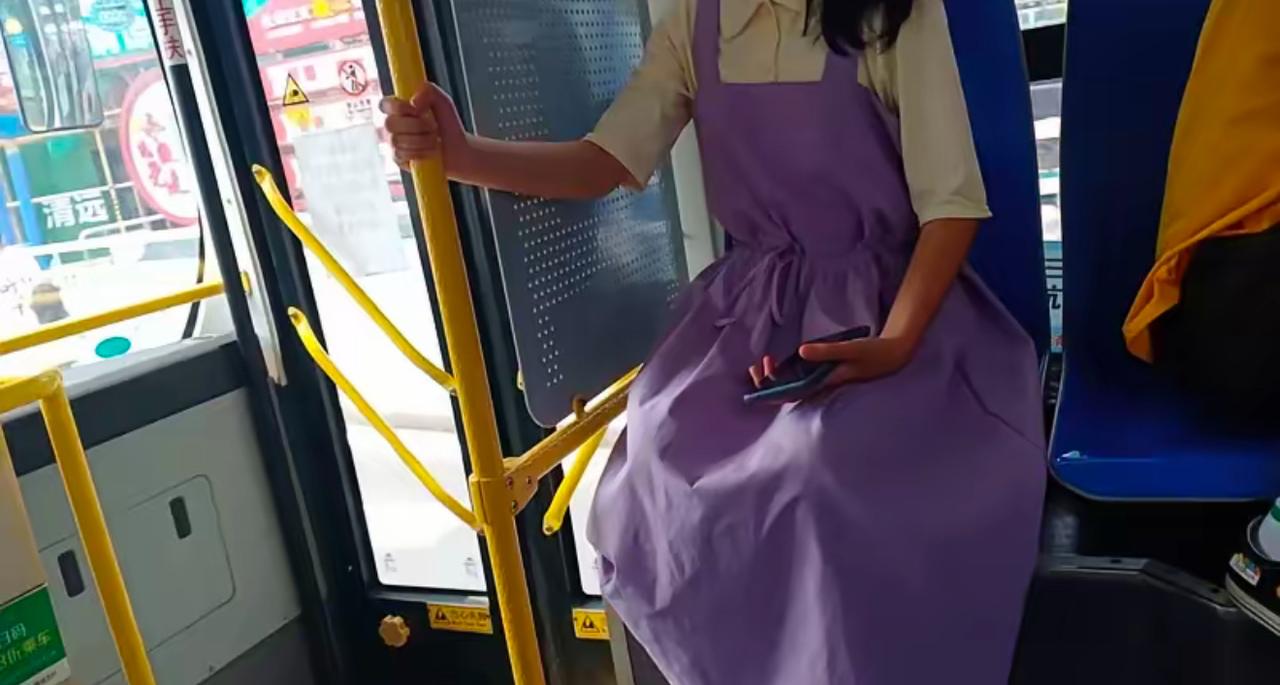 泪目 女孩打车去医院 司机要200元 女孩付钱时小声说 等下骗我奶奶说只要10元