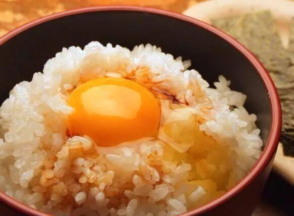 日本民众现在想吃鸡蛋拌饭都成奢望啦！据报道，日本大米和鸡蛋价格双双创了统计以来的