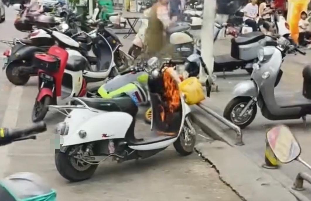 【玉林某大型商超门口一电车发生起火】

5月17日，网友爆料称：玉林市某大型商场