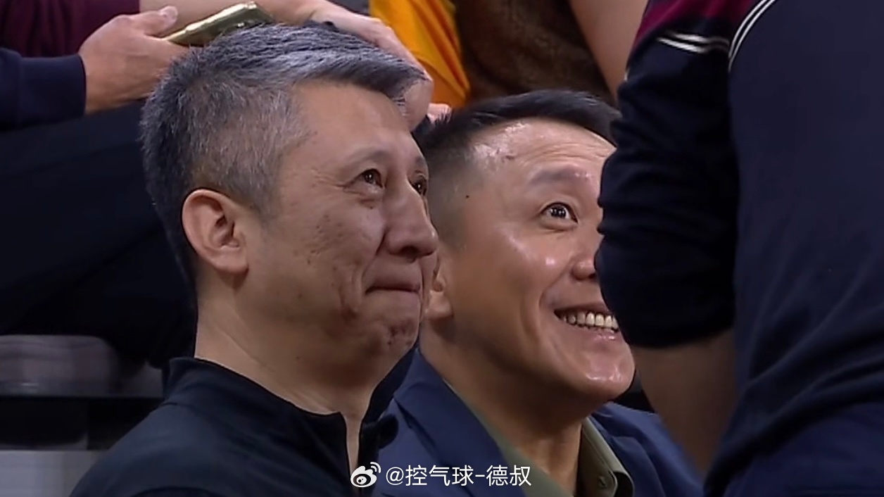 中国男篮主帅郭士强，在崔永熙经纪人李群陪同下，现场观战广东vs辽宁焦点战￼广东男