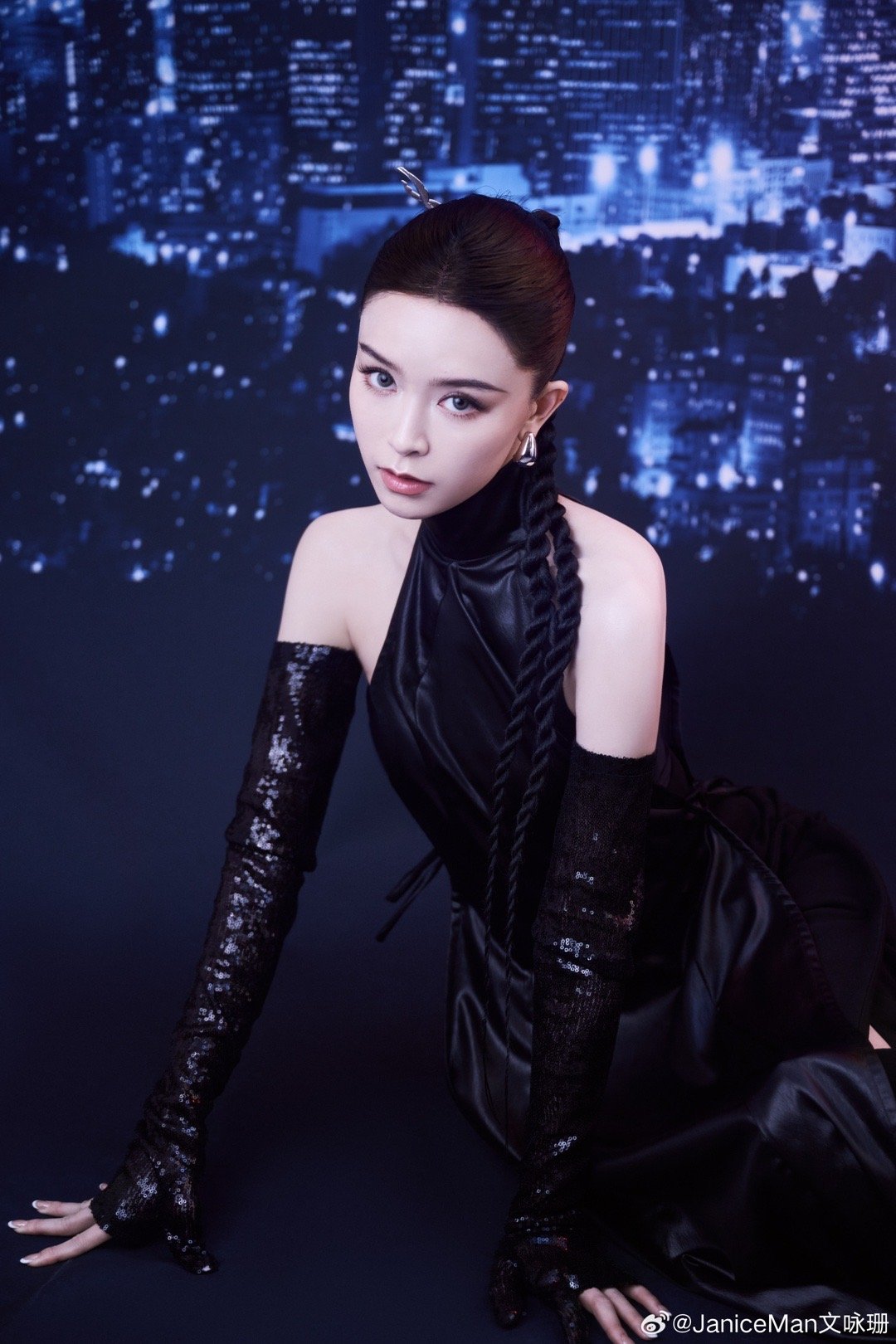 文咏珊好优越的发际线 大光明造型尽显优越，额头饱满五官立体，全角度颜值都无可挑剔