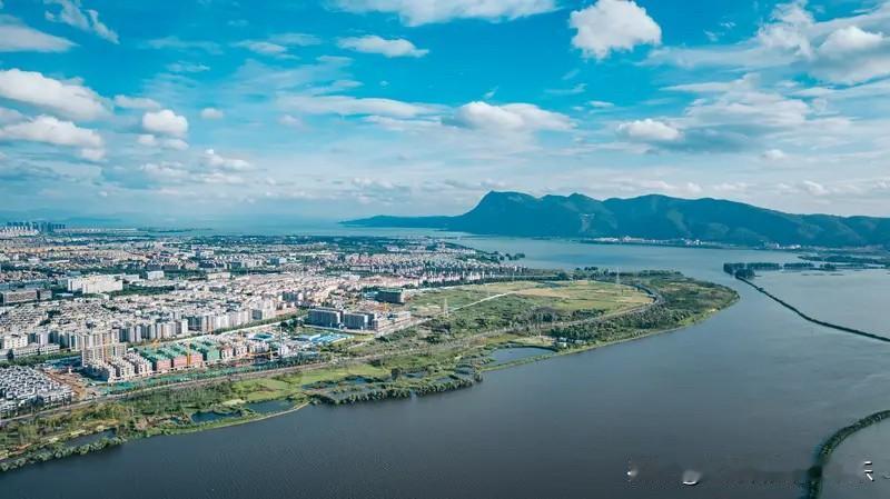 这两年昆明楼市不少区域房价还是降了。
昆明楼市的草海板块，这边算是昆明楼市比较强